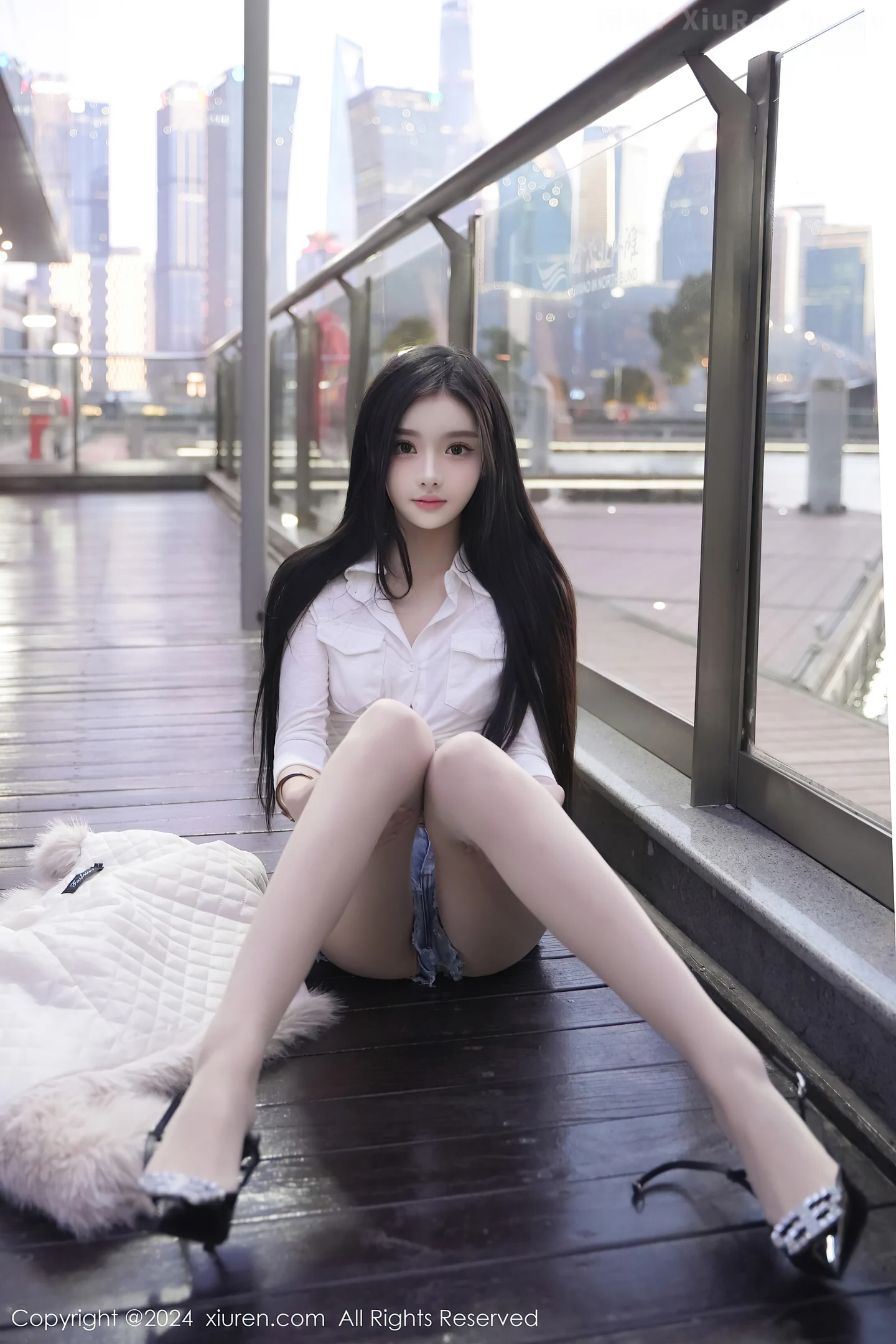 图片[2]-[XiuRen秀人网]VOL.8261 模特龙雪儿性感白色上衣配超短牛仔裤秀曼妙身姿撩人诱惑写真77P-秀人网官方网站